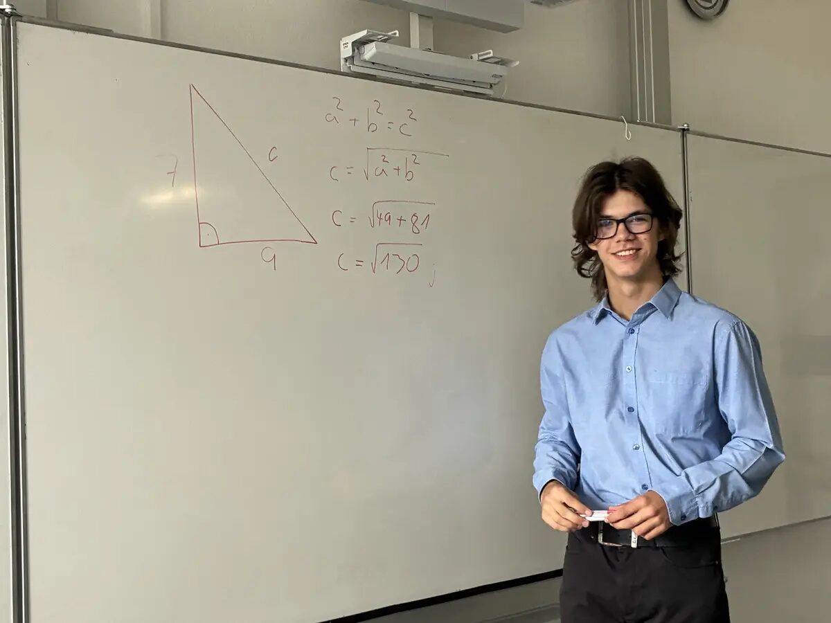 Matěj u tabule s geometrickým příkladem