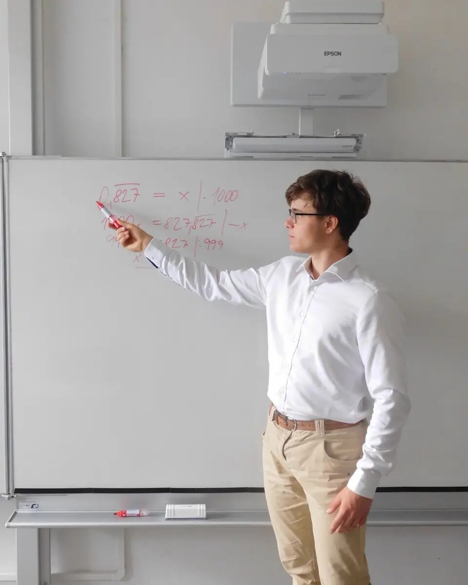 Štěpán vysvětluje matematický příklad u tabule